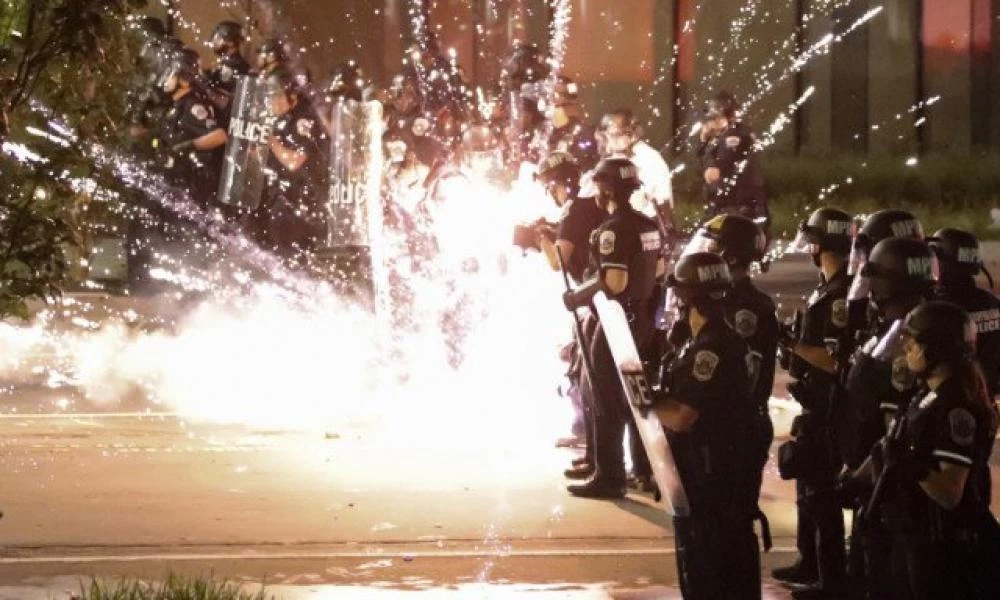 Σικάγο: Πυροβολισμοί, λεηλασίες - Εκατό συλλήψεις